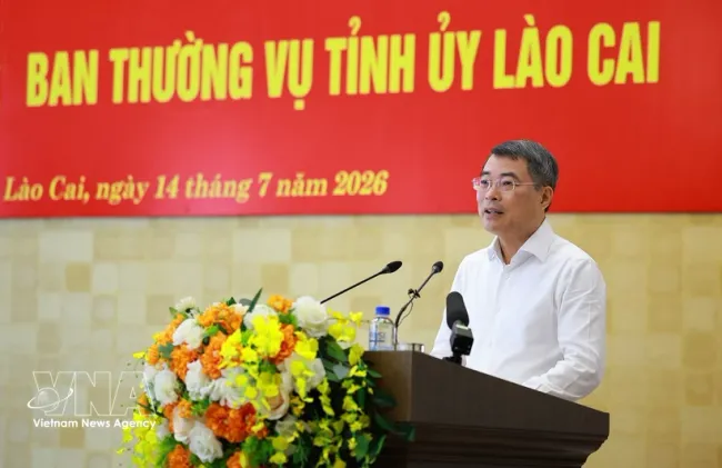 Prime Minister Le Minh Hung addresses a working session with the Lao Cai provincial Party Committee's Standing Board in Yen Bai ward on July 14, 2026. (Photo: VNA)
