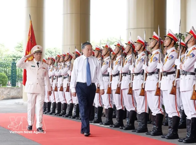 Party General Secretary and State President To Lam inspects the People's Public Security Guard of Honour. (Photo: VNA)