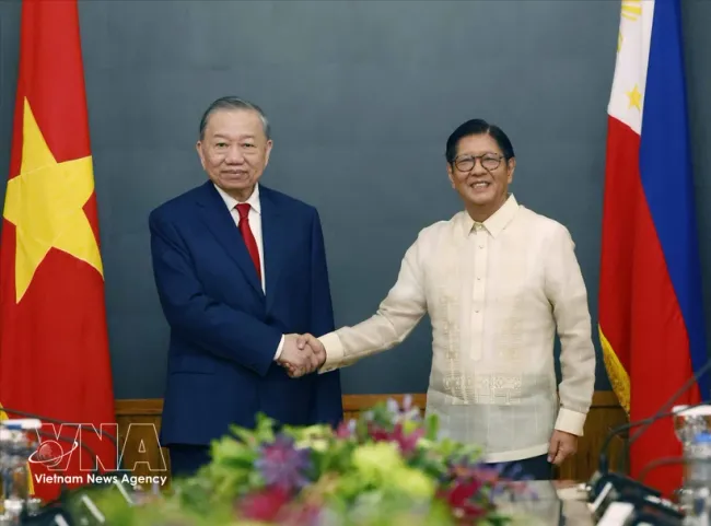 General Secretary of the Communist Party of Vietn Nam (CPV) Central Committee and State President To Lam (left) meets with Philippine President Ferdinand Romualdez Marcos Jr. during his visit to the Philippines in June 2026 (Photo: VNA)