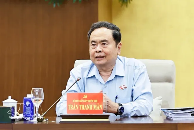 Secretary of the National Assembly (NA) Party Committee and NA Chairman Tran Thanh Man speaks at the meeting to give opinions on the establishment of a specialised research unit under the NA Party Committee and the Department of Digital Transformation under the NA Office (Photo: VNA)