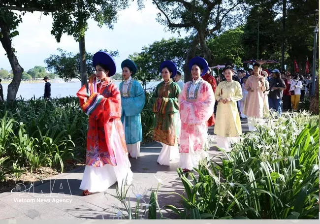 Hue's tourism activities attract a large number of visitors (Photo: VNA)