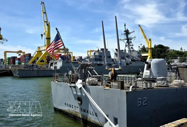 The guided-missile cruiser USS Robert Smalls (CG 62) and the guided-missile destroyer USS Shoup (DDG 86) dock at Tien Sa Port in Da Nang city. (Photo: VNA)