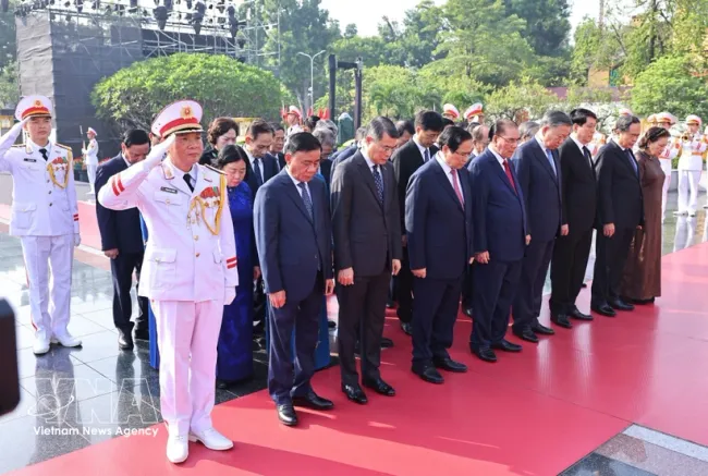 Incumbent and former leaders of the Party and the State pay tribute to fallen soldiers at the Monument to Heroic Martyrs on Bac Son street in Hanoi. (Photo: VNA)