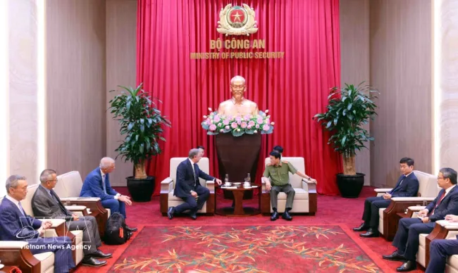 The meeting between Minister of Public Security General Luong Tam Quang and a delegation from Italy's Leonardo S.p.A. led by Daniele Tavano, Director for Global Sales Air Traffic Management Systems in Hanoi on July 29. (Photo: VNA)