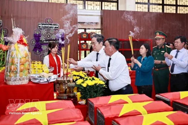 National Assembly Chairman Tran Thanh Man, Permanent member of the Party Central Committee's Secretariat Tran Cam Tu and delegates offer incense in tribute to fallen soldiers at the Martyrs' Remains House. (Photo: VNA)