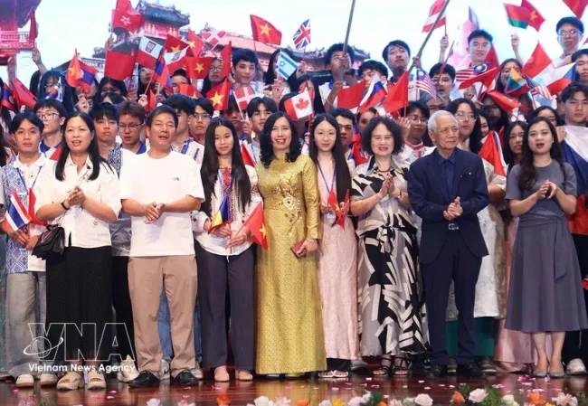 Deputy Minister of Foreign Affairs Le Thi Thu Hang (in yellow) and participants in the Vietnam Summer Camp 2026. (Photo: VNA)