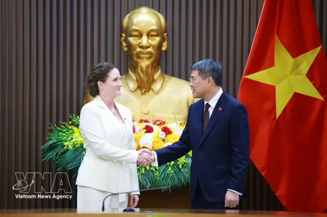 Prime Minister Le Minh Hung (right) receives New Zealand Ambassador to Vietnam Caroline Beresford at their meeting in Hanoi on July 30, 2026. (Photo: VNA)