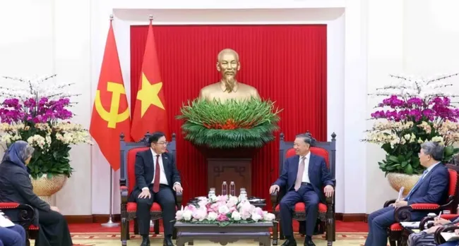 Party General Secretary and State President To Lam (right) receives outgoing Ambassador of Malaysia to Viet Nam Tan Yang Thai on August 5. (Photo: VNA)