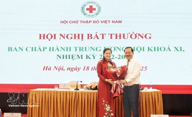Do Thi Thu Thao (L) is re-elected as President of the 12th Vietnam Red Cross Society Central Committee for the 2026-2031 tenure. (Photo: VNA)