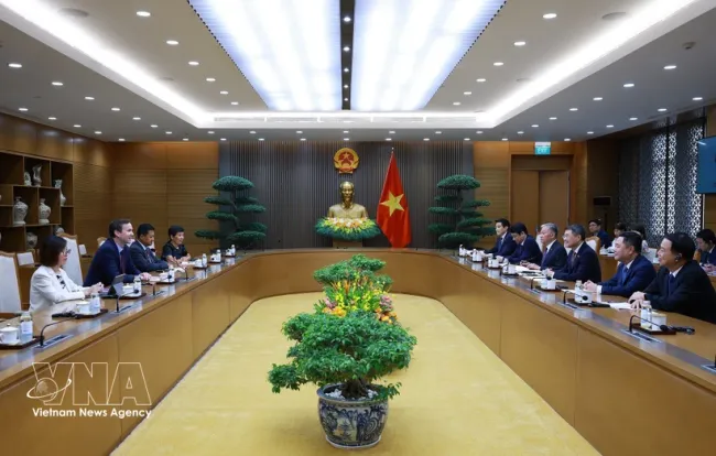 An overview of the meeting between Prime Minister Le Minh Hung and Jochen Schmittmann, outgoing IMF Regional Resident Representative for Cambodia, Laos and Vietnam, and Fazurin Jamaludin, who will assume the position of IMF Regional Resident Representative for Vietnam and Laos on August 23. (Photo: VNA)