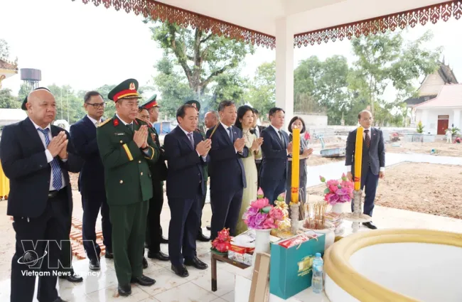 Vietnamese Ambassador to Laos Nguyen Minh Tam, Standing Member of the Vientiane provincial Party Committee Lammay Koutlavong, and other officials offer incense in tribute to fallen heroes at the Laos–Vietnam combatant alliance relic site in Keun village of Thoulakhom district, Vientiane province, on July 24. (Photo: VNA)