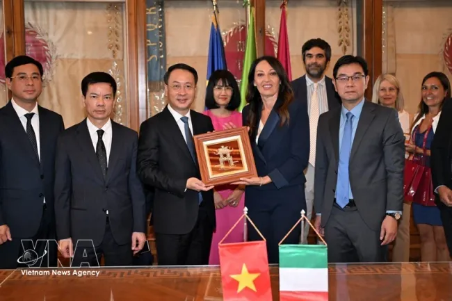 A Hanoi leader presents a gift to President of the Rome City Council Svetlana Celli at the meeting on July 27. (Photo: VNA)