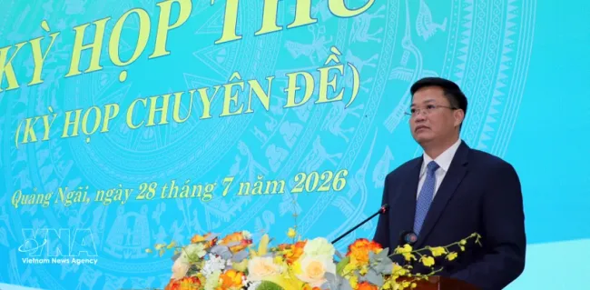 Nguyen Duc Tam speaks after being elected chairman of the People's Committee of Quang Ngai province for the 2026-2031 term (Photo: VNA)