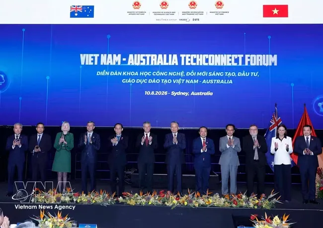 General Secretary of the Communist Party of Vietnam Central Committee and State President To Lam (sixth from right) and delegates at the Vietnam-Australia Techconnect Forum in Sydney on August 10. (Photo: VNA)