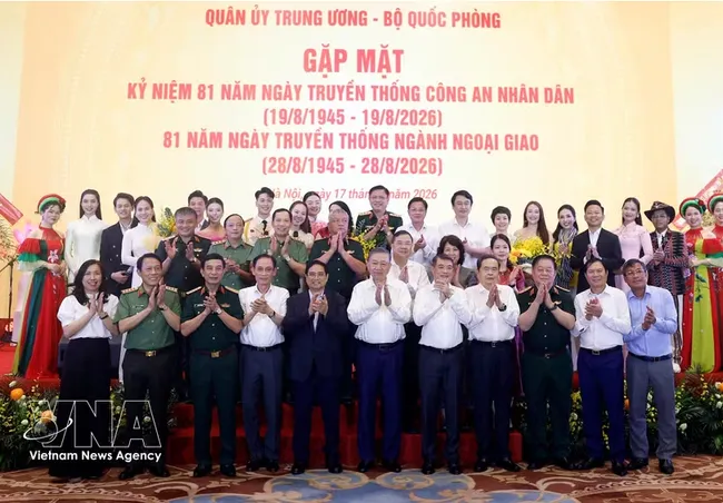 General Secretary of the Communist Party of Vietnam Central Committee and President To Lam and officials pose for a group photo at the gathering on August 17. (Photo: VNA)