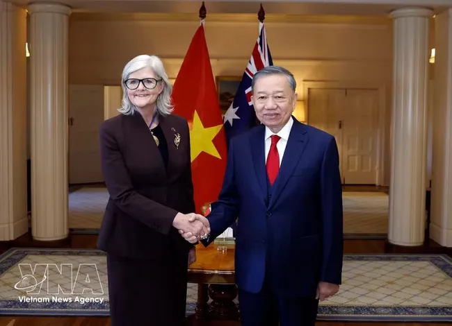 Party General Secretary and President To Lam (R) and Australian Governor-General Sam Mostyn at the official welcome ceremony. (Photo: VNA)