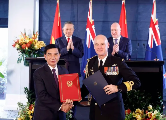 General Secretary of the Communist Party of Vietnam Central Committee and President To Lam and New Zealand Prime Minister Christopher Luxon witness the exchange of cooperation agreements between the two countries on August 13, 2026. (Photo: VNA)
