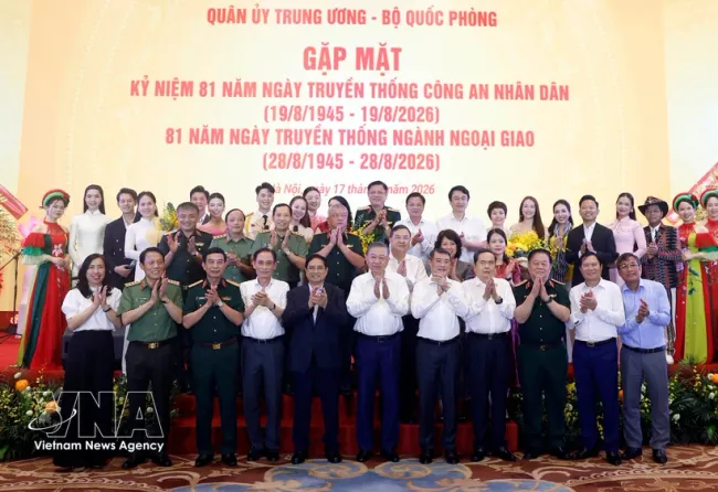 General Secretary of the Communist Party of Vietnam Central Committee and President To Lam and officials pose for a group photo at the gathering on August 17. (Photo: VNA)