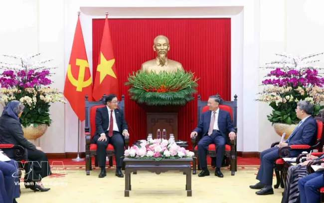 Party General Secretary and State President To Lam (right) receives outgoing Ambassador of Malaysia to Vietnam Tan Yang Thai on August 5. (Photo: VNA)