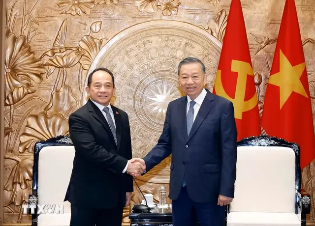 General Secretary and President To Lam (right) hosts the Philippines' National Security Adviser Eduardo S.L. Oban Jr in Ha Noi, August 20, 2026. Photo: VNA