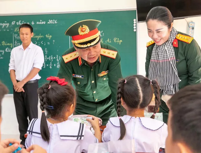 TRỰC TIẾP Gala tổng kết v&agrave; trao giải Cuộc thi &ldquo;Em y&ecirc;u biển, đảo qu&ecirc; hương&rdquo; tr&ecirc;n VTV1- Ảnh 3.