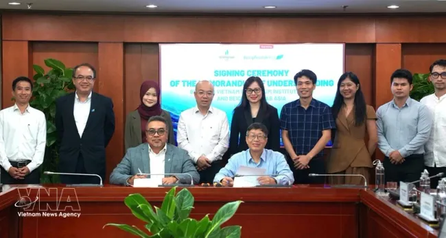Delegates at the signing ceremony (Photo: VNA)