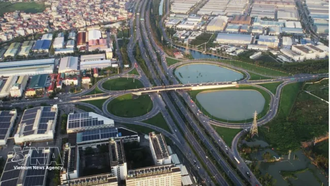 Integrated transport infrastructure connecting industrial parks creates a competitive advantage for Bac Ninh province in attracting investment. (Photo: VNA)