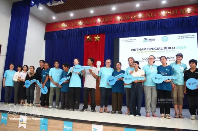 Habitat for Humanity Vietnam (HFHV) hands over nine disaster-resilient houses to low-income and vulnerable families in central Da Nang city as part of the Vietnam Special Build 2026 programme (Photo: VNA)