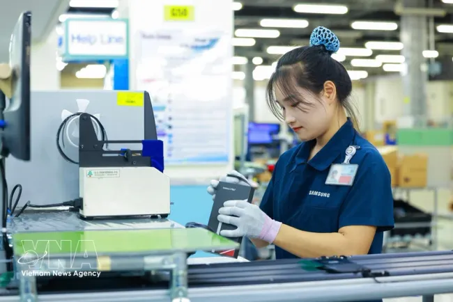 Smartphone assembly at Samsung Electronics Vietnam Thai Nguyen Co., Ltd. in Yen Binh Industrial Park. (Photo: VNA)