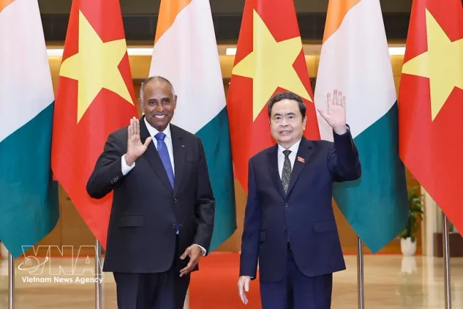 National Assembly President Tran Thanh Man (right) and his Côte d’Ivoire counterpart Patrick Achi in Hanoi on August 23 (Photo:VNA)