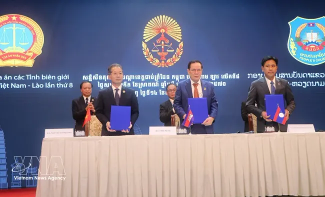 The heads of the Vietnamese, Lao and Cambodian delegations sign the joint communiqué of the conference. (Photo: VNA)