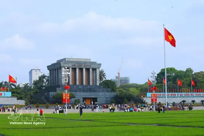 President Ho Chi Minh's Mausoleum attracts a large number of visitors. (Photo: VNA)