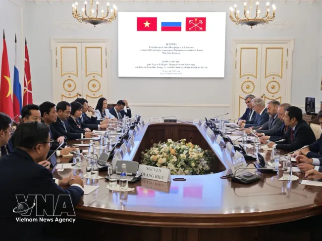 At atheworking session between the delegation and authorities of St. Petersburg. (Photo: VNA)