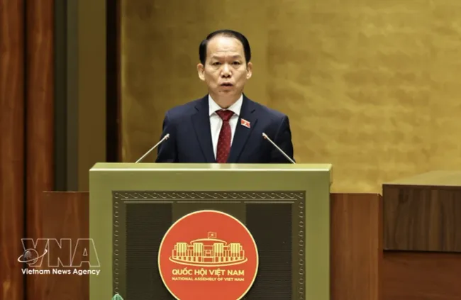 Minister of Justice Hoang Thanh Tung presents the proposal for the draft revised Law on Dissemination and Education of Law (Photo: VNA)