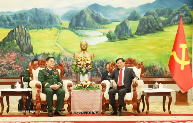 Lao Party General Secretary and President Thongloun Sisoulith (right) receives General Nguyen Trong Nghia, Chairman of the General Department of Politics of the Vietnam People's Army on August 6 (Photo: VNA)