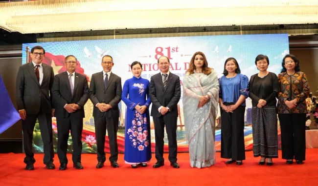 Vietnamese Ambassador to Bangladesh Nguyen Manh Cuong (centre) and Bangladeshi State Minister for Foreign Affairs Shama Obaed Islam (fourth from right) pose for a group photo with ambassadors of several ASEAN member states to Bangladesh. (Photo published by VNA)