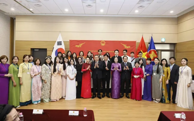 National Assembly President Tran Thanh Man and his spouse meet with Vietnamese Embassy officials and staff, and representatives of the Vietnamese community in the Republic of Korea in Seoul on September 6. (Photo: NA)