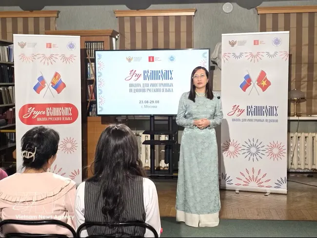 Mai Nguyen Tuyet Hoa, First Secretary in charge of education affairs at the Vietnamese Embassy in Russia speaks at the closing ceremony (Photo: VNA)
