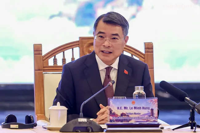 Prime Minister Le Minh Hung speaks at his meeting with Japanese businesses in the central city of Hue on September 6. (Photo: VPG)