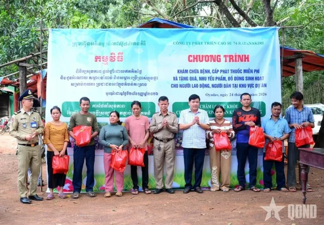 Col. Ha Van Nam, Secretary of the Party Committee and Deputy Commander of Economic-Defence Unit 74, and representatives of the Oyadav district authorities and Cambodian armed forces present gifts to local residents. (Photo: qdnd.vn)