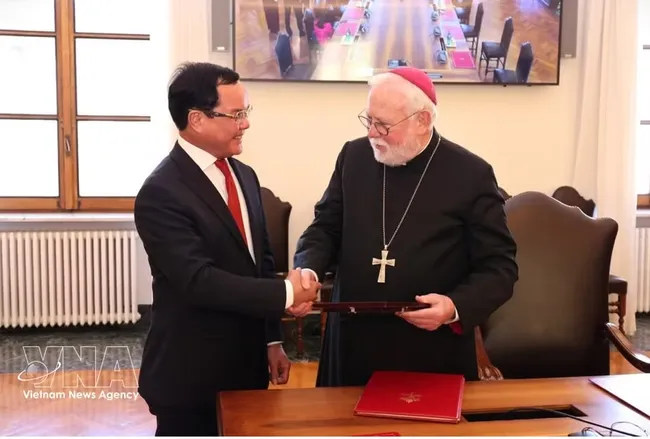 Minister of Ethnic and Religious Affairs Nguyen Dinh Khang (L) and Archbishop Paul Richard Gallagher, Secretary for Relations with States and International Organisations of the Holy See, on September 23, 2026. (Photo: VNA)