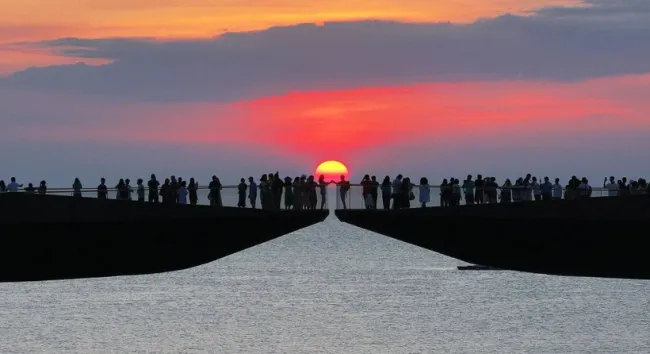 Tourists watch the sunset from the Kiss Bridge in Phu Quoc special zone, An Giang province. (Photo published by VNA)