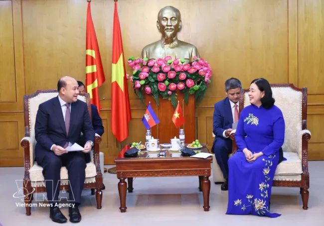 Politburo member, Secretary of the Party Central Committee and President of the Vietnam Fatherland Front (VFF) Central Committee Bui Thi Minh Hoai (R) receives Cambodian Deputy Prime Minister and Minister of Civil Service Hun Many. (Photo: VNA)