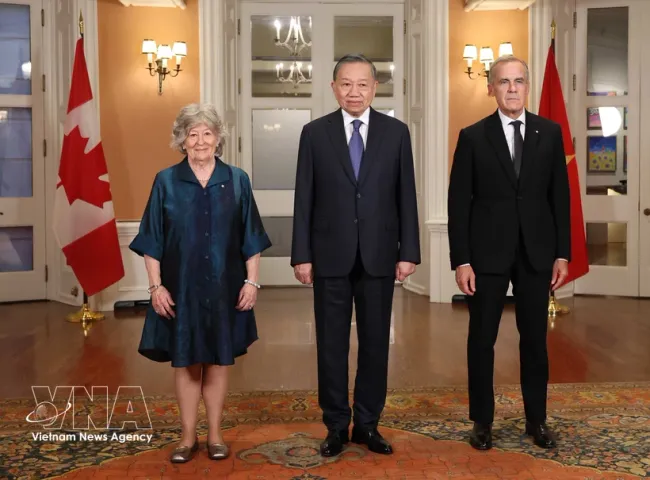 General Secretary of the Communist Party of Vietnam Central Committee and President To Lam (centre), Governor General of Canada Louise Arbour (left), and Prime Minister of Canada Mark Carney pose for a commemorative photo. (Photo: VNA)