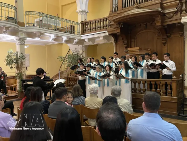 Members of the the Que huong (Homeland) Choir perform at the event. (Photo: VNA)