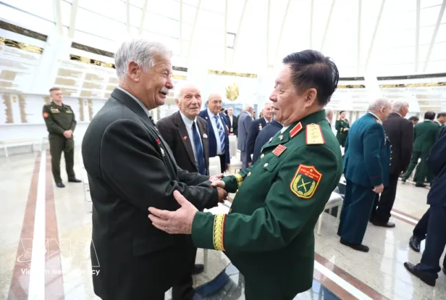 Belarusian veteran Vladimir Alexandrovich Gvozdovsky talks to General Nguyen Trong Nghia, Chairman of the General Department of Politics of the Vietnam People's Army, at a recent meeting in Belarus. (Photo: VNA)