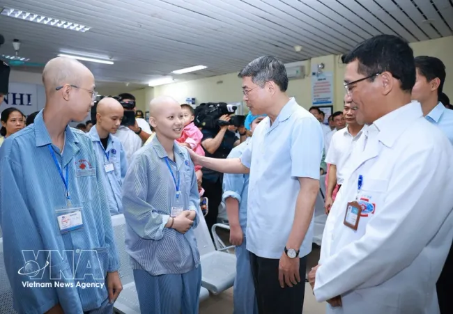 Prime Minister Le Minh Hung visits children receiving treatment at Vietnam National Cancer Hospital’s Tan Trieu campus on September 25. (Photo: VNA)