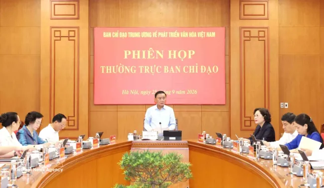 Politburo Member and Standing Member of the Party Central Committee’s Secretariat and Head of the Central Steering Committee for the Development of Vietnamese Culture Tran Cam Tu speaks at the meeting. (Photo: VNA)