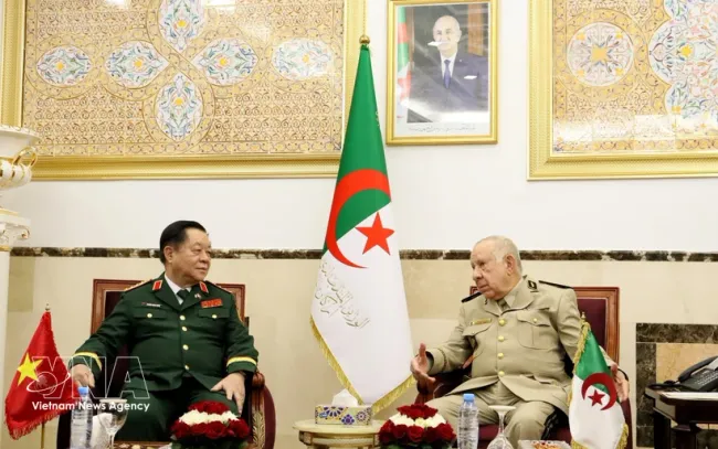 Gen. Nguyen Trong Nghia (left), Director of the Vietnam People’s Army's General Department of Politics, and Gen. Said Chengriha, Minister Delegate to the Minister of National Defence and Chief of Staff of the People’s National Army (PNA) of Algeria at their meeting on September 26. (Photo: VNA)
