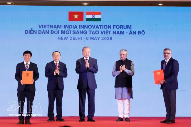 General Secretary of the Communist Party of Vietnam Central Committee and President To Lam (centre) and officials at the Vietnam-India Innovation Forum in New Delhi on May 6, 2026. (Photo: VNA)
